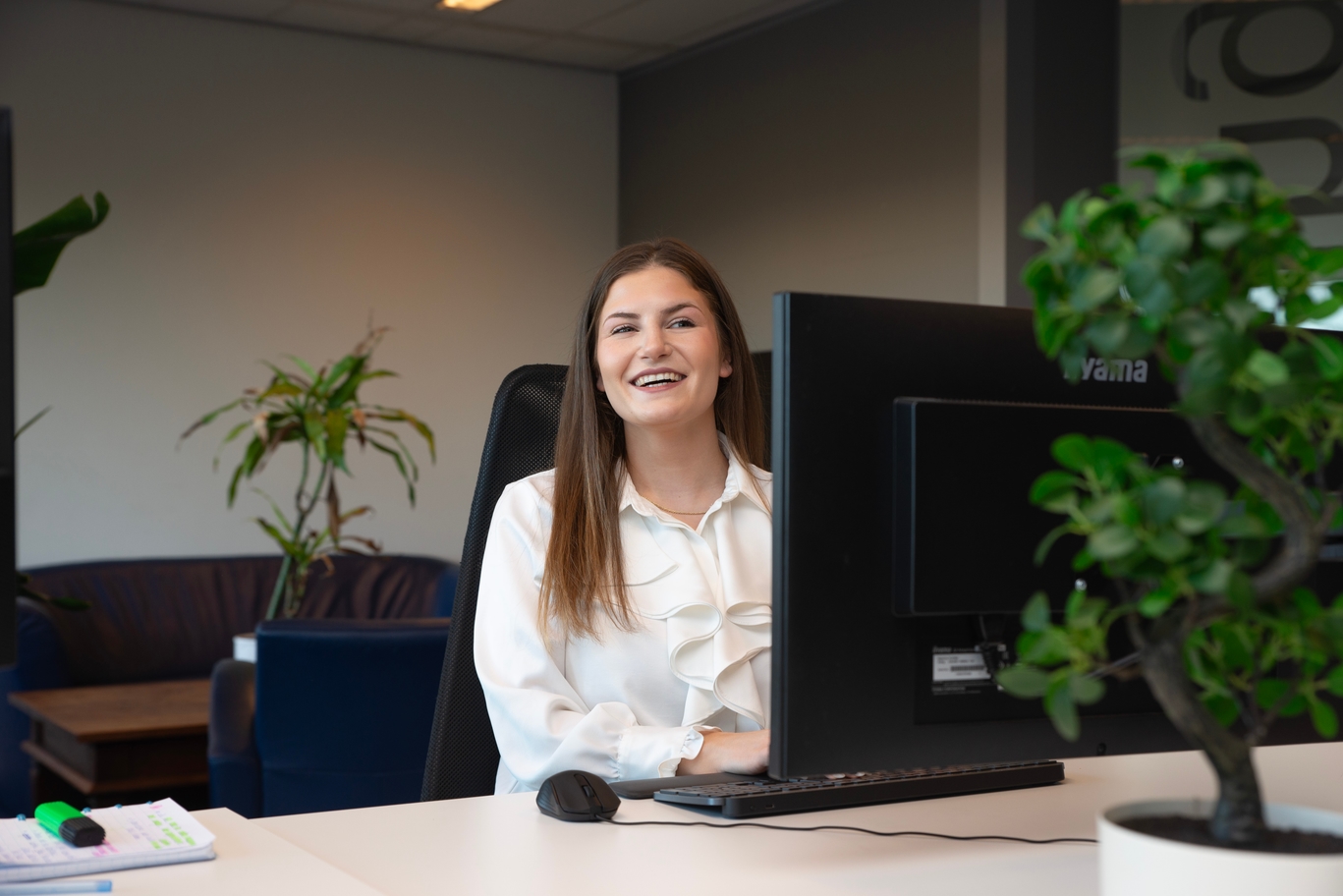 Glaszetter die een raam draagt